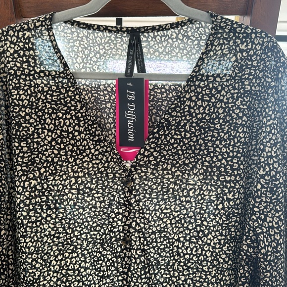 Blouse with print, new with tags - Picture 2 of 3